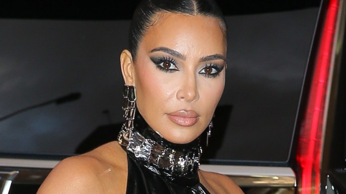 Kim Kardashian tutta curve con l’abito in vinile effetto-coccodrillo
