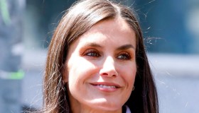 Letizia di Spagna, top in pizzo e tailleur oversize