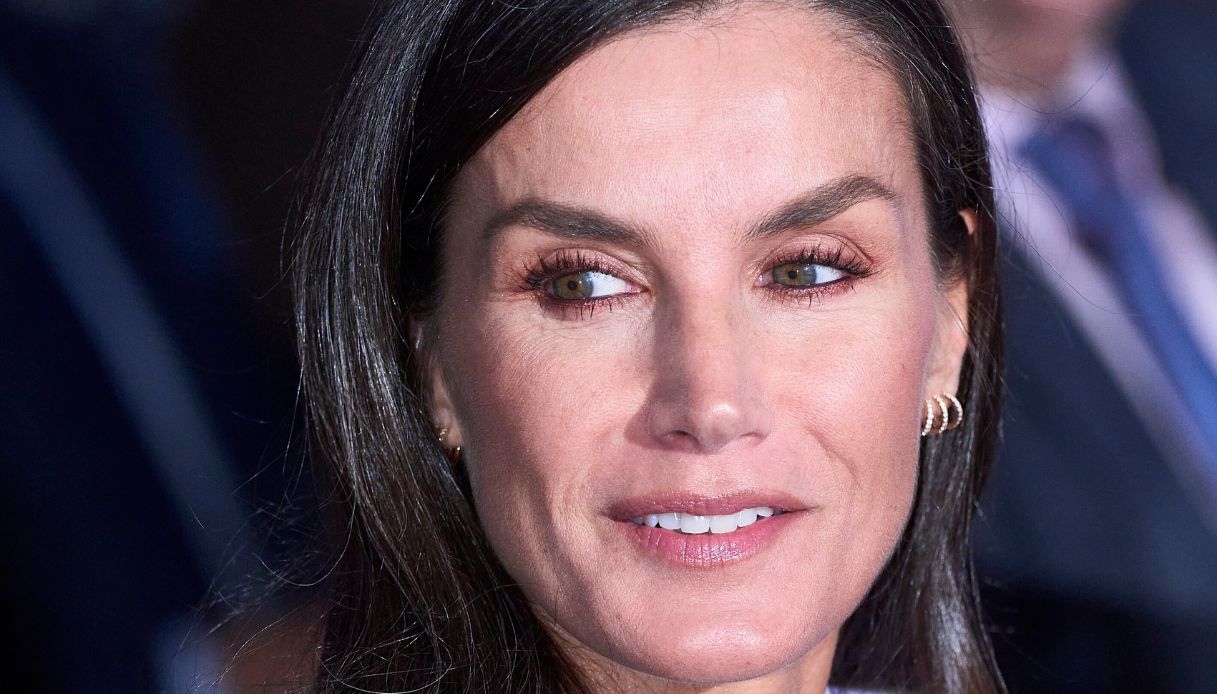 Letizia, look iconico per il grande giorno di Leonor (che stupisce in miniabito blazer)