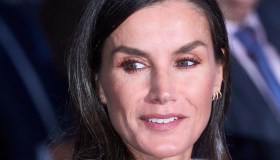 Letizia, look iconico per il grande giorno di Leonor (che stupisce in miniabito blazer)