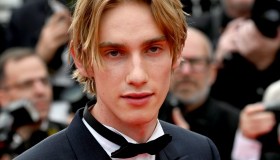 È il figlio di due star e ha conquistato il red carpet di Cannes 2023