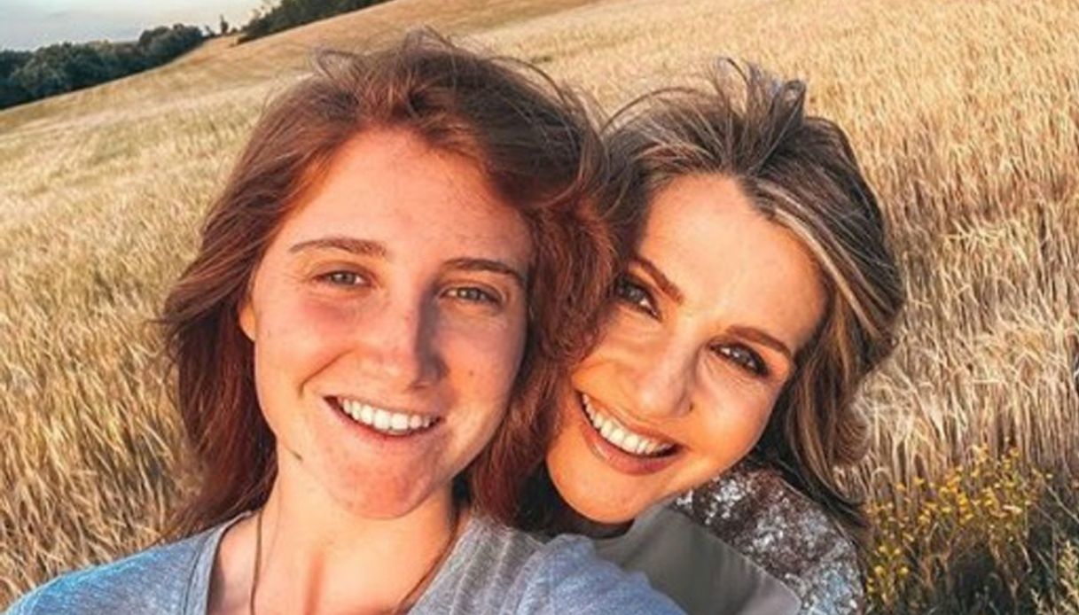 Lorella Cuccarini rompe il silenzio sul coming out della figlia Chiara Capitta