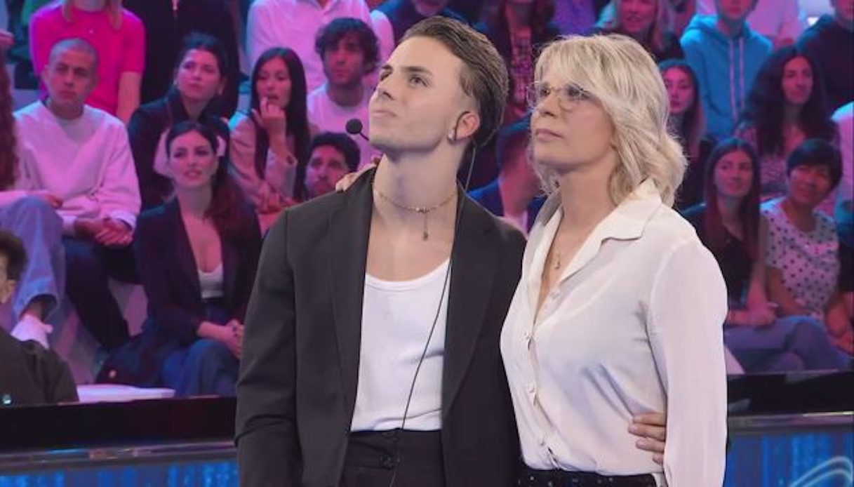 “Amici”, la finale: Mattia vince a sorpresa. Ma è scandalo social