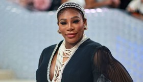 Serena Williams è incinta: l’annuncio al Met Gala (tra perle e trasparenze)