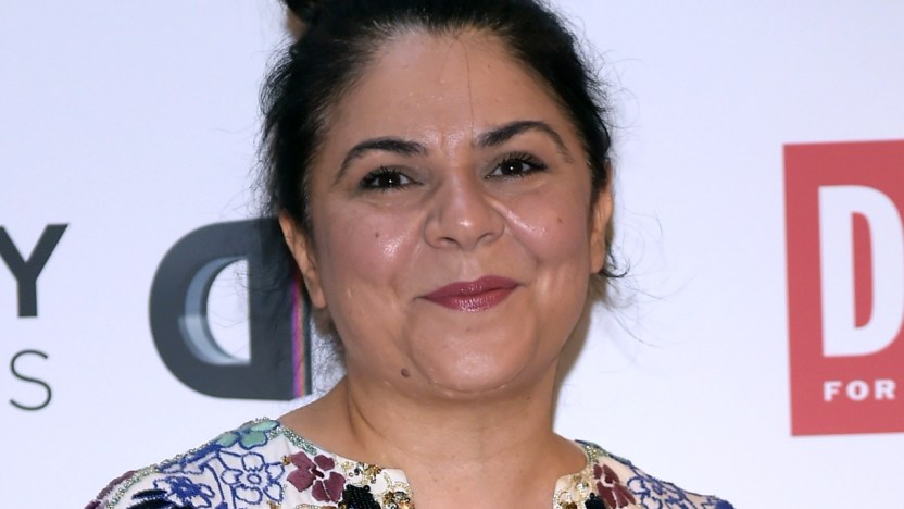 Michela Murgia si rasa i capelli dopo l’annuncio del tumore: la “festa” in un video