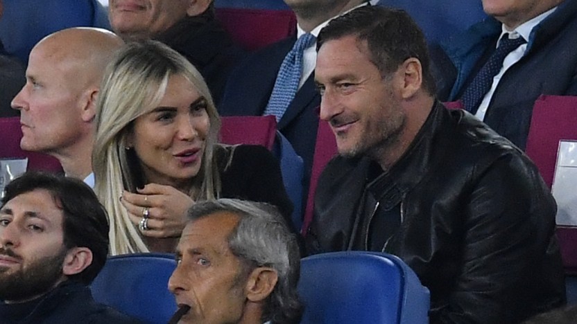 Totti e Noemi Bocchi complici allo stadio. E Ilary Blasi si “vendica”