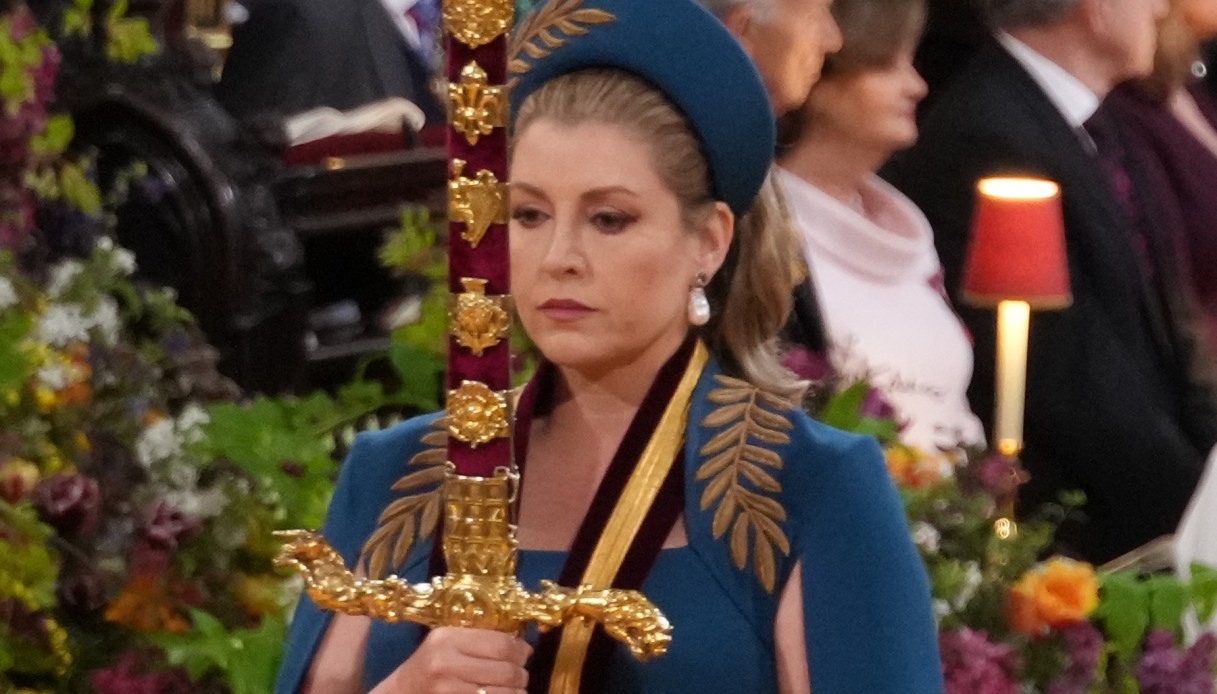 Penny Mordaunt, chi è la Lady con la spada e che relazione ha con Carlo