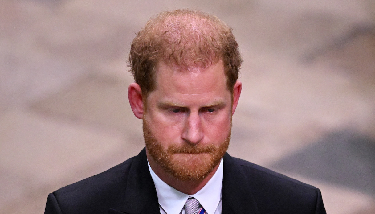 Harry scappa da Londra dopo l’Incoronazione: il linguaggio del corpo non mente