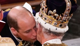 Incoronazione Carlo, le parole emozionanti per William. Il gesto di Harry