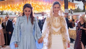 Rania di Giordania e Rajwa Al Saif, look da sogno alla festa dell’henné