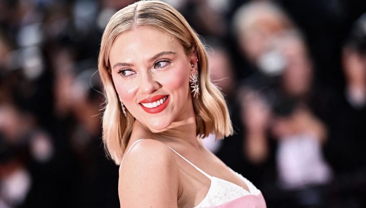 Scarlett Johansson come Barbie a Cannes 2023: look con spacco strategico