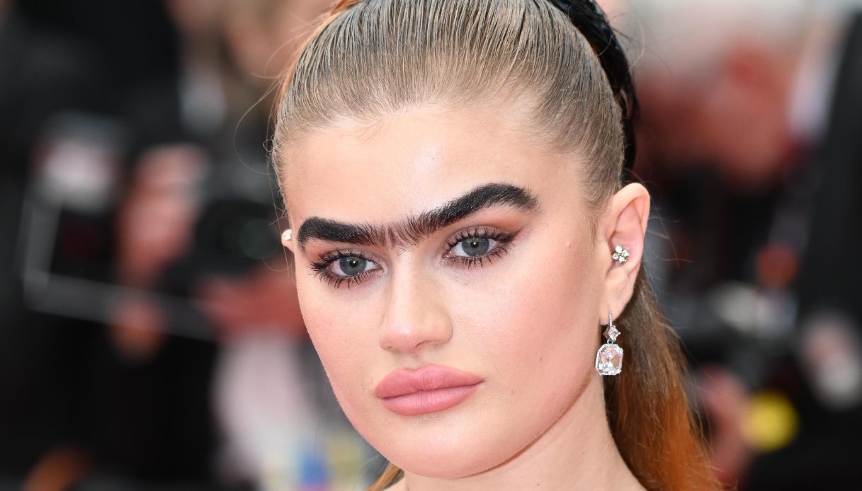 La top model (monociglio) più discussa di Cannes: “Mi dicono sei brutta”