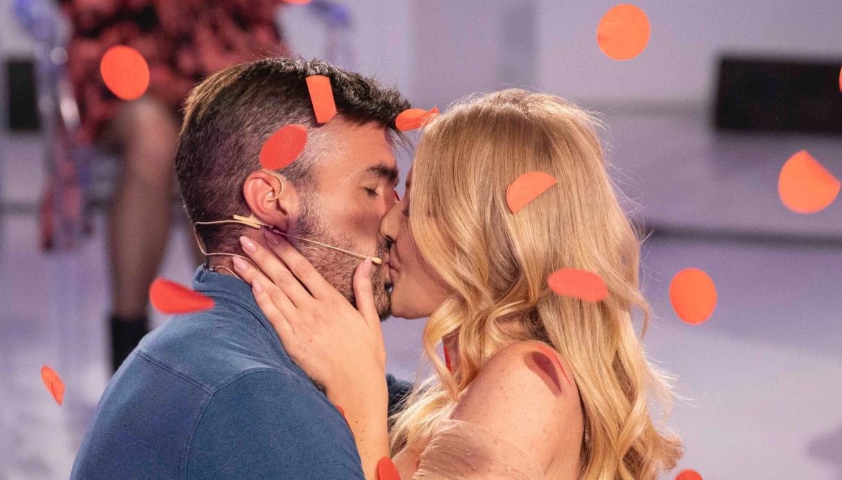 “Uomini e Donne”, la scelta di Nicole emoziona lo studio: lacrime e passione