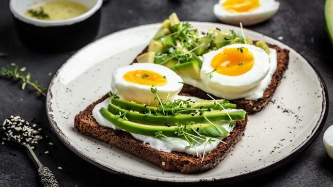Uova nella dieta per rafforzare unghie e capelli: parla l’esperta