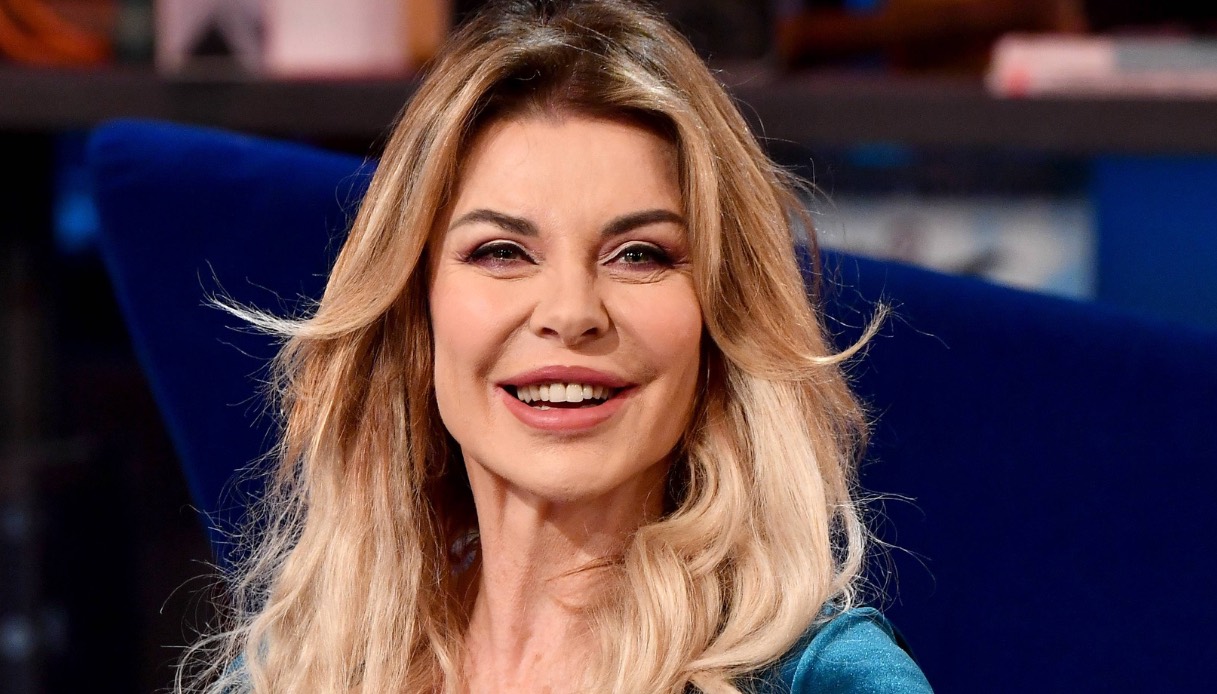 Alba Parietti superlativa in bikini e senza filtri mette tutti a tacere