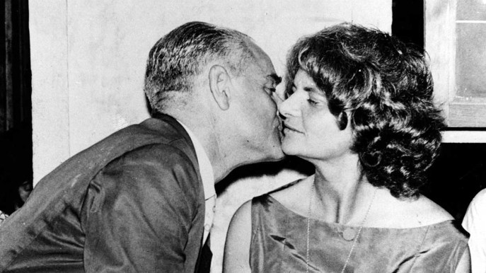 Alberto Moravia, le donne della sua vita di amori tormentati