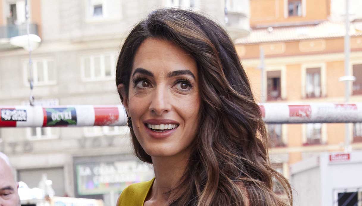 Amal Clooney splende come il sole con la jumpsuit giallo-oro