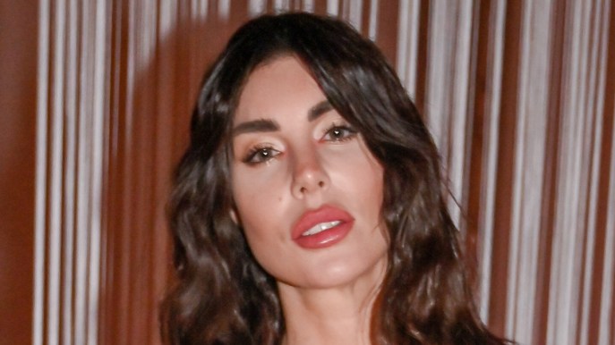 Bianca Atzei al battesimo del figlio copia la Blasi, ma il look non convince