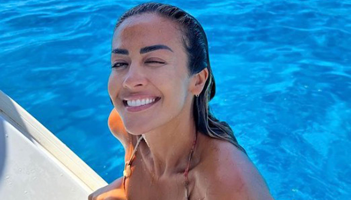 Giorgia Palmas, il bikini animalier conquista i follower (marito compreso)