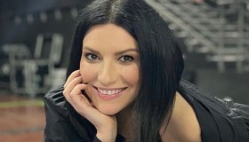 Laura Pausini, “Il primo passo sulla luna”: stregati dal suo look scintillante