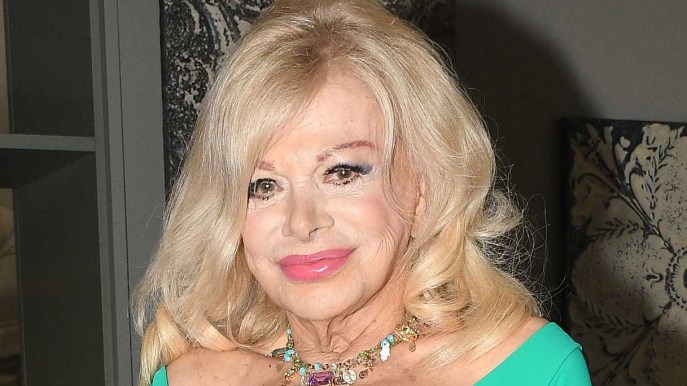 Sandra Milo spregiudicata: a 90 anni posa a gambe nude e incanta