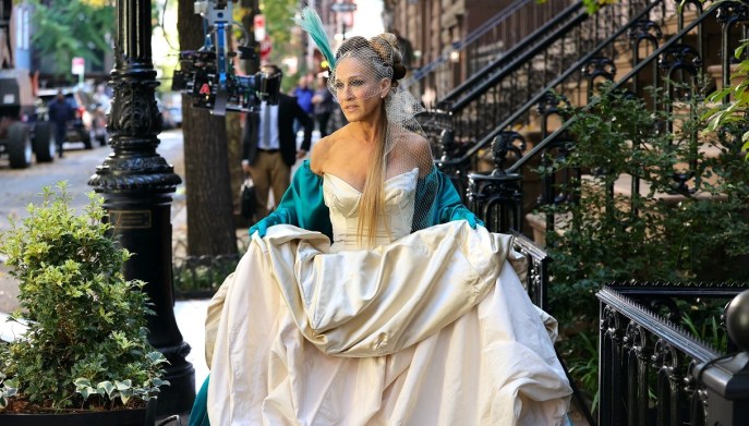 Sarah Jessica Parker sul set di 'And Just Like That' dopo 15 anni rindossa l'iconico abito di Vivienne Westwood