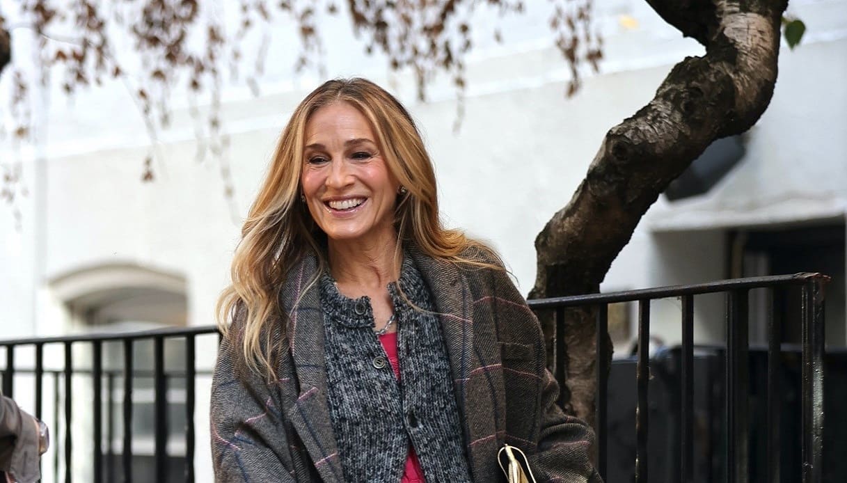 “And just like that 2”: Carrie Bradshaw incanta nel Cloud Dress di Vivienne Westwood