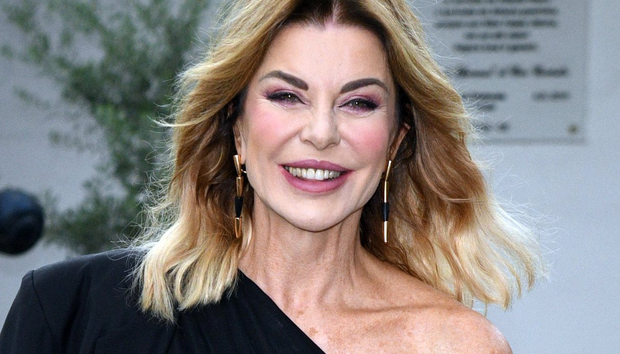 Alba Parietti seduce in trikini gioiello: “Sono un’adolescente di quasi 62 anni”