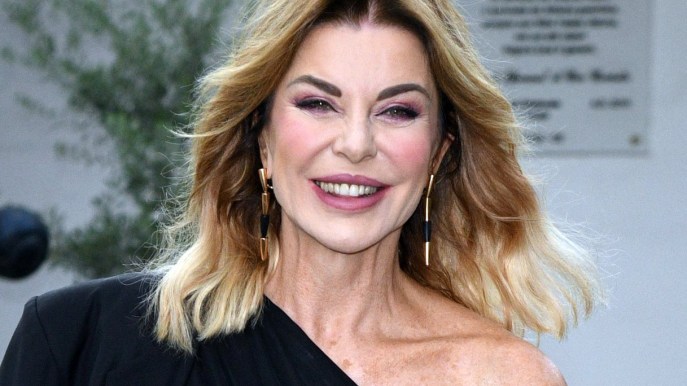 Alba Parietti seduce in trikini gioiello: “Sono un’adolescente di quasi 62 anni”