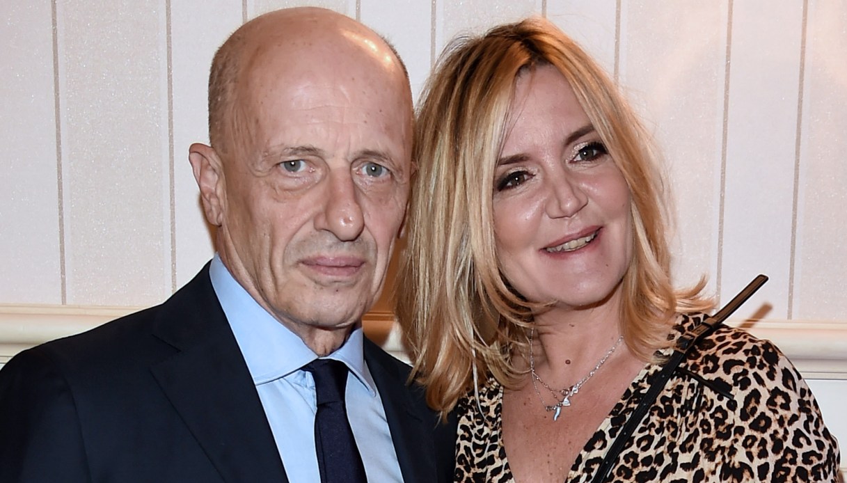 Patrizia Groppelli e Sallusti sposi: le prime immagini delle romantiche nozze in spiaggia