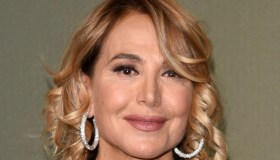 Barbara D’Urso in pigiama per la serata con Rovazzi ignora le critiche: travolgente