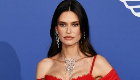 Bianca Balti senza veli su Instagram: per lei solo scarpe e mini bag