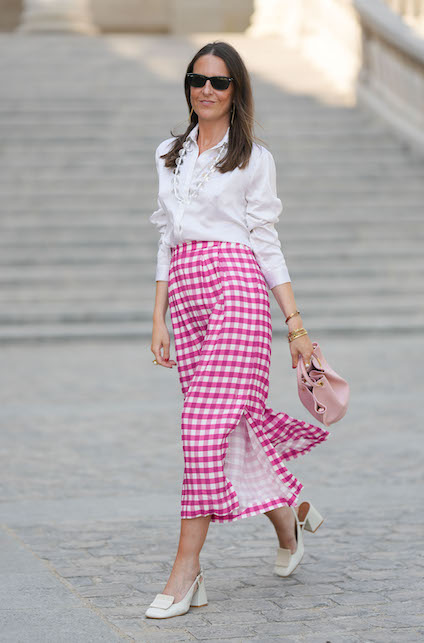 ragazza con camicia e gonna a quadretti
