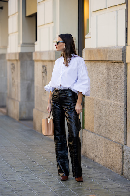 ragazza con camicia bianca e pantaloni di pelle neri
