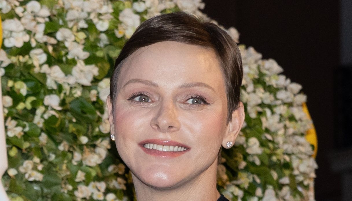 Charlene, il look per il Centenario di Ranieri è un flop. Carolina le ruba la scena