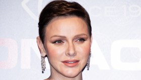 Charlene di Monaco in ospedale col neonato: l’abito da infermiera costa 1.090 euro