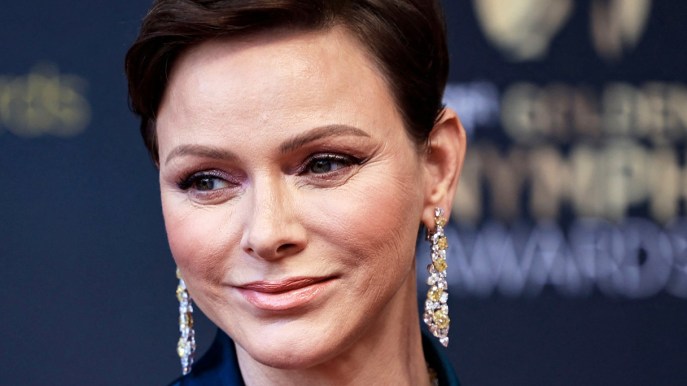 Charlene di Monaco come Kate Middleton, look total white e cascata di diamanti