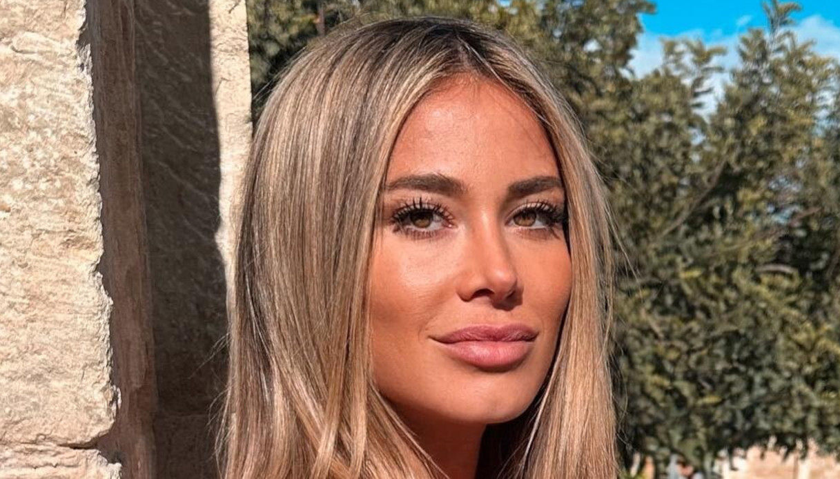 Diletta Leotta mostra il pancione con il look perfetto per l’estate