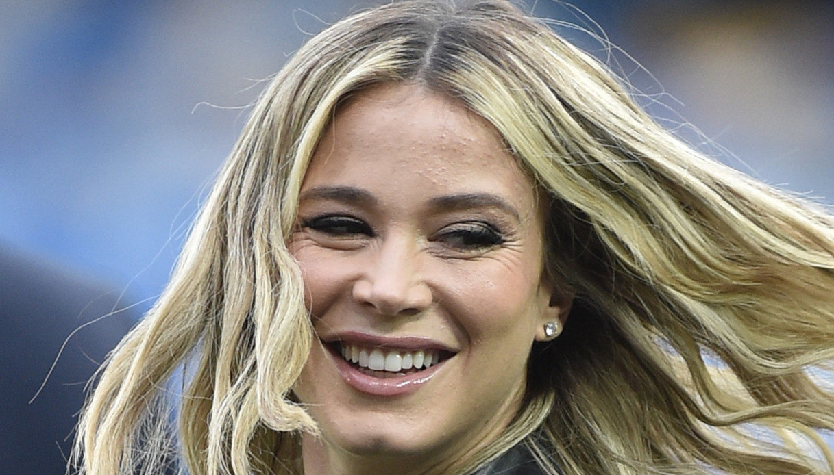 Il pancione di Diletta Leotta per Napoli-Sampdoria: abito cut out e spacco proibitivo