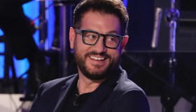 Enrico Papi sul rapporto con la moglie: “Il tradimento è sopravvalutato”