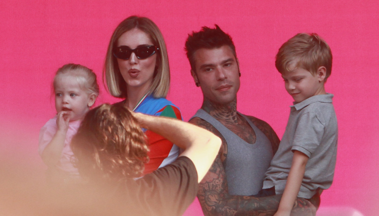 Chiara Ferragni, Fedez, Vittoria e Leone sul palco di "LOVE MI"