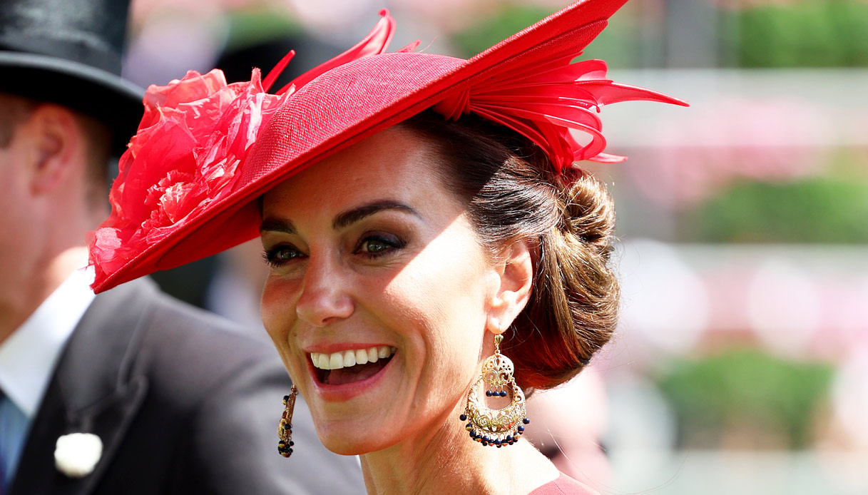 Kate Middleton si veste di rosso e seduce al Royal Ascot