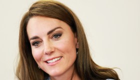 Kate Middleton cade con le ballerine ma la giacca low cost piace a tutti