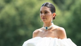 Kendall Jenner scopre le gambe con il mini abito “nuvola”