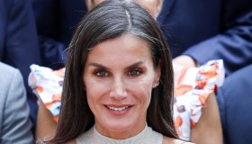 Letizia di Spagna, top aderente (da 40 euro) e scarpe in corda da avere subito