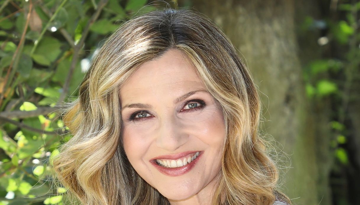 Lorella Cuccarini, bellezza senza età: il bikini a 57 anni su Instagram