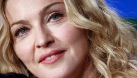 Madonna sta ancora male, condizioni preoccupanti: “Non può alzarsi dal letto”