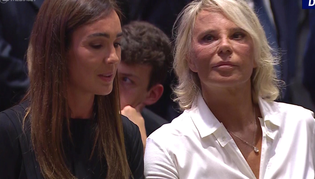 Funerali Berlusconi: Maria De Filippi in bianco. Il significato del suo look