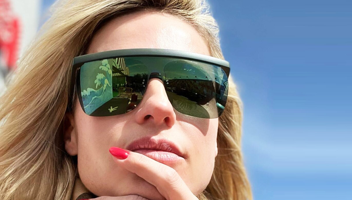 Michelle Hunziker in costume rosso sulla neve a 46 anni: superlativa su Instagram