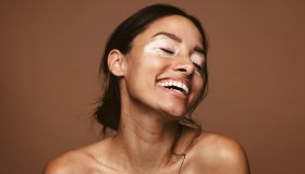 Se hai la vitiligine prendi il sole così per un’abbronzatura perfetta